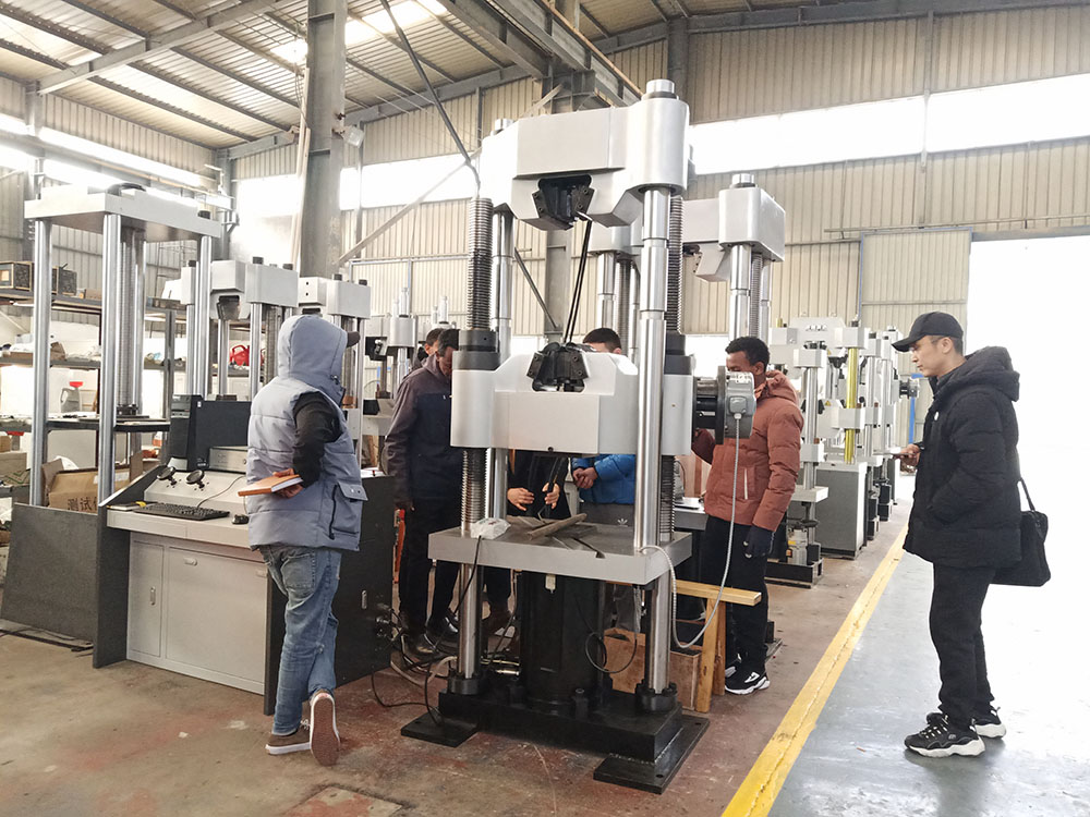 印尼客户到济南威廉希尔williamhill工厂考察订购试验机设备