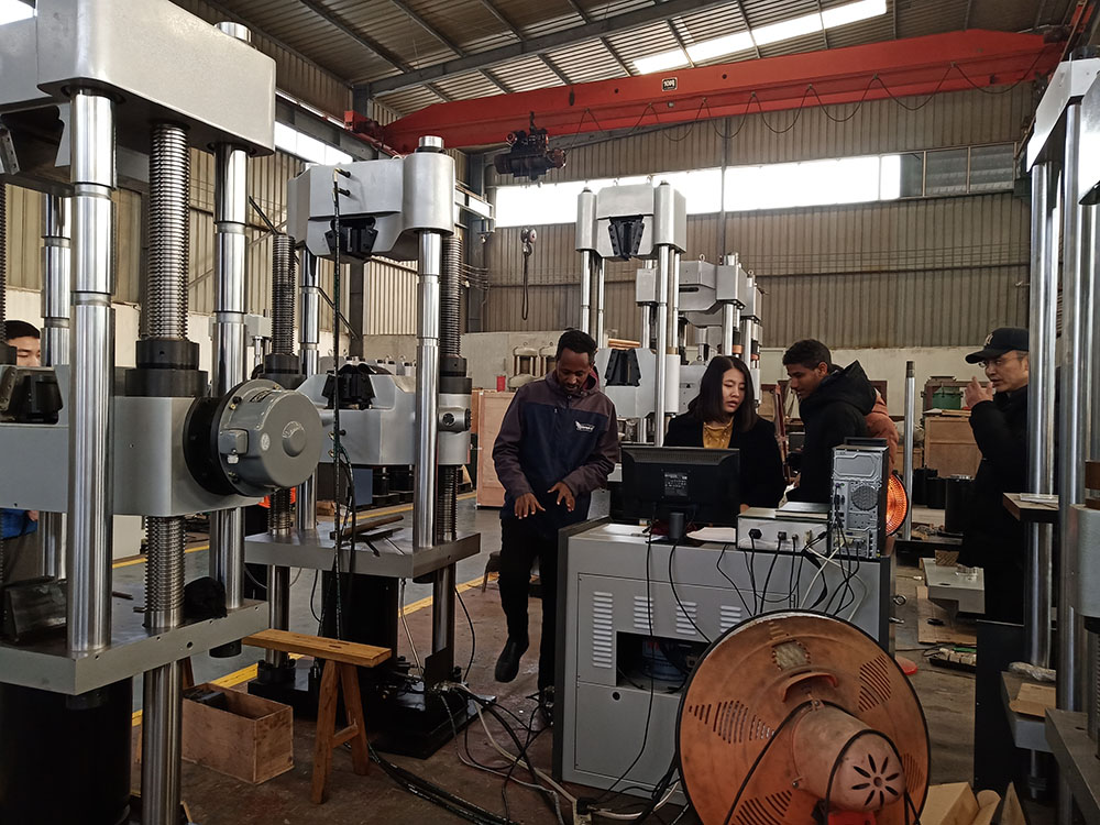 印尼客户到济南威廉希尔williamhill工厂考察订购试验机设备